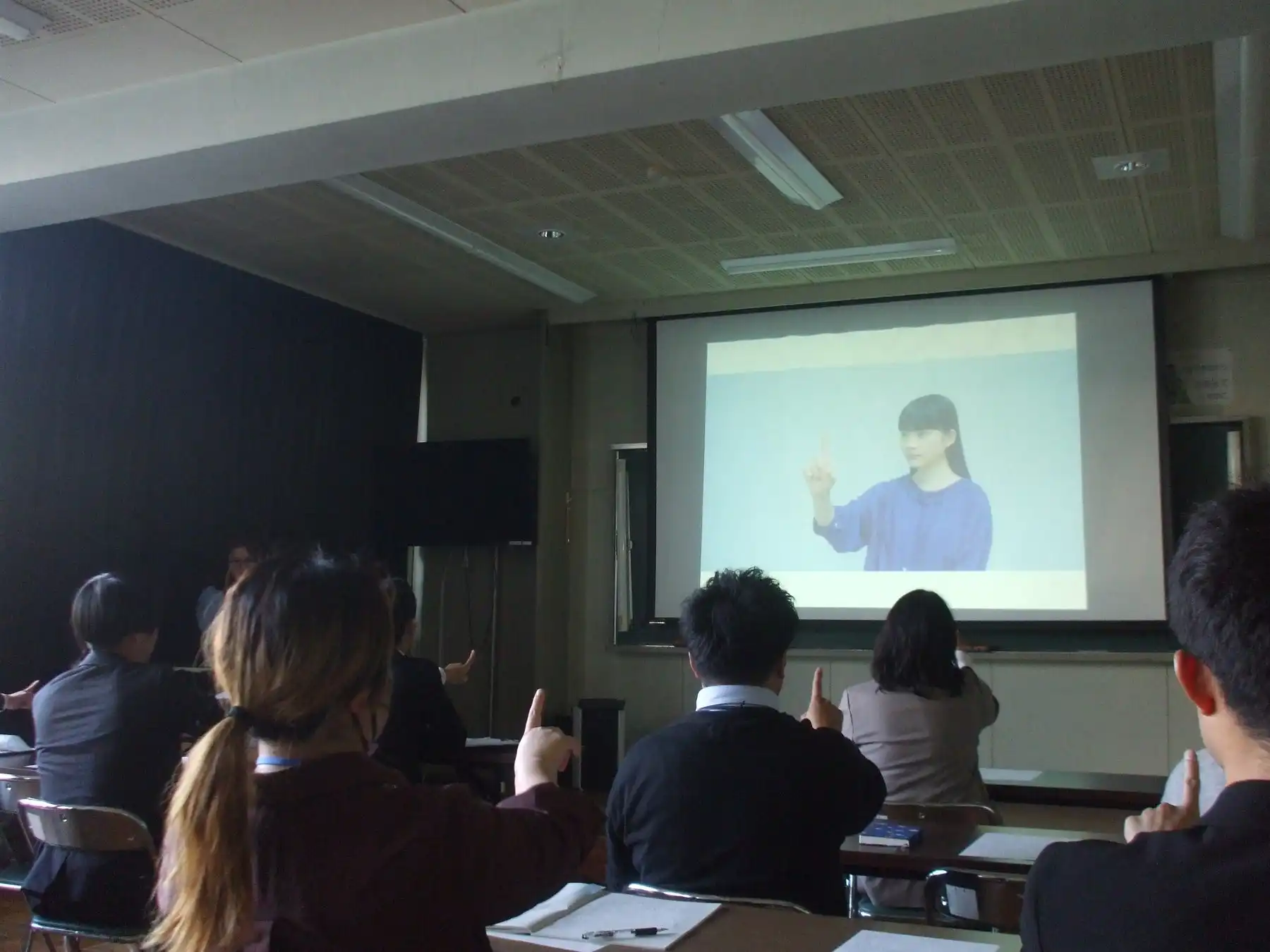 メガネのZoffが目の健康に関する出張授業を東京都昭島市立共成小学校で実施、デジタル時代の目の健康管理を啓発