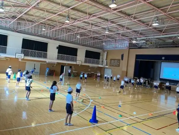 ケイアイスター不動産が調布市の小学校3校でデフフットサル出前授業を実施、デフリンピックへの理解促進を図る