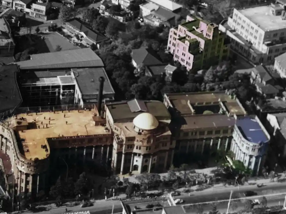 明治大学が山の上ホテルの土地・建物を取得、記念パネル展で歴史と未来を発信